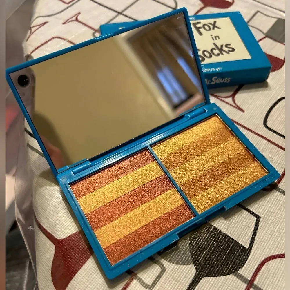 NWT/NIB Revolution Dr Seuss contour palette